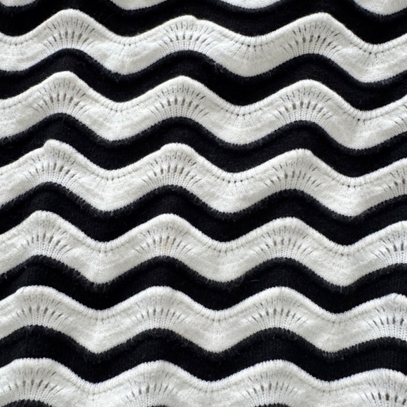 AVARA sleeveless sweater; shoulder ruffle; Medium - Picture 8 of 8